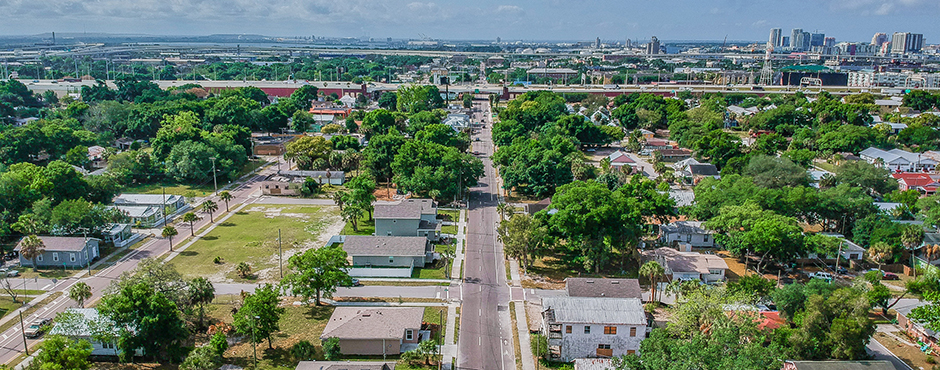 neighborhood outside of downtown Tampa with skyline in the distance